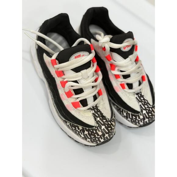 Nike Air Max 95 Sneaker Boys Size 12c (AT6160-001) - Picture 2 of 11